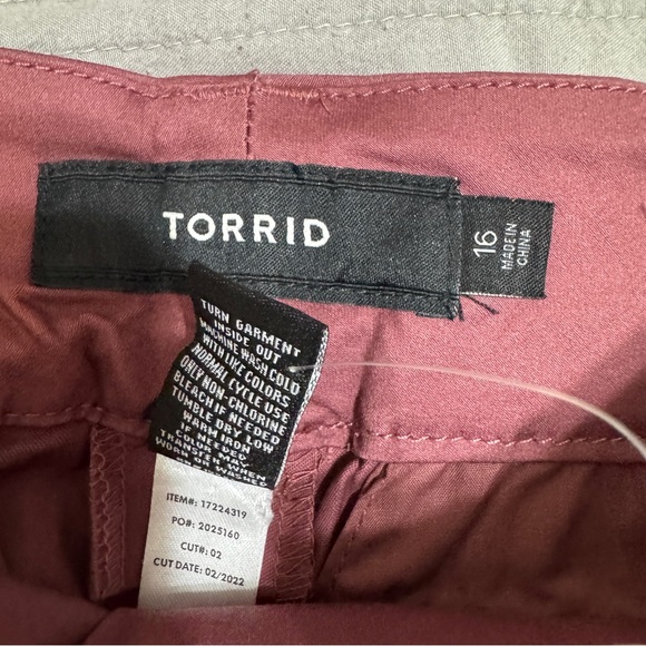 NWT Torrid 5 Inch Stretch Sateen Mid-Rise Shorts – Size 16 - Picture 5 of 6